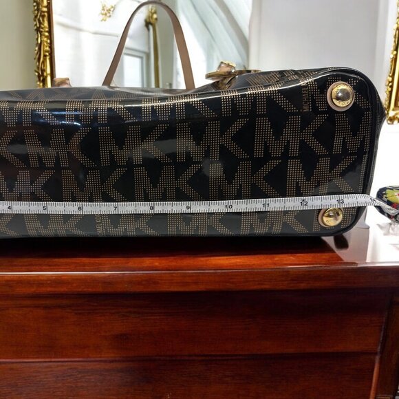 Michael Michael Kors Black/Beige Large Signature Patent Leather Jet Set Tote - Picture 15 of 16